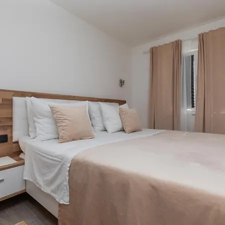 Apartments With Hot Tub Omis - 20689